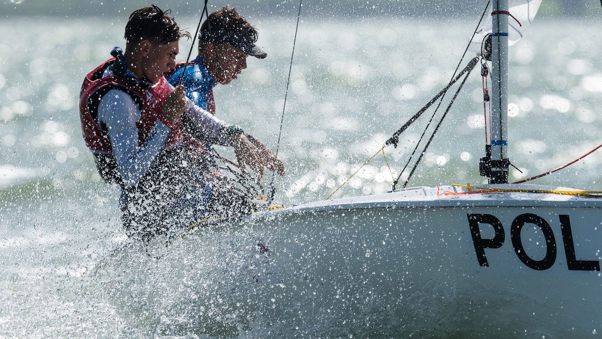 Materiały prasowe / Jen Edney / World Sailing / Na zdjęciu: Kacper Paszek i Bartosz Reiter na jachcie klasy 420