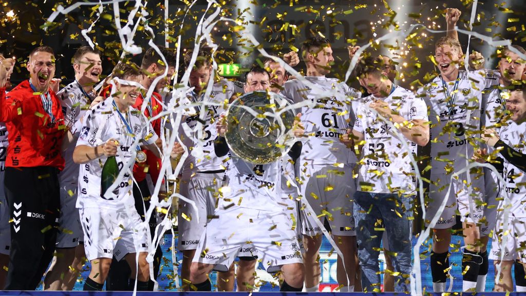 Getty Images / Alex Grimm / Na zdjęciu: Zawodnicy THW Kiel świętujący zdobycie mistrzostwa Niemiec