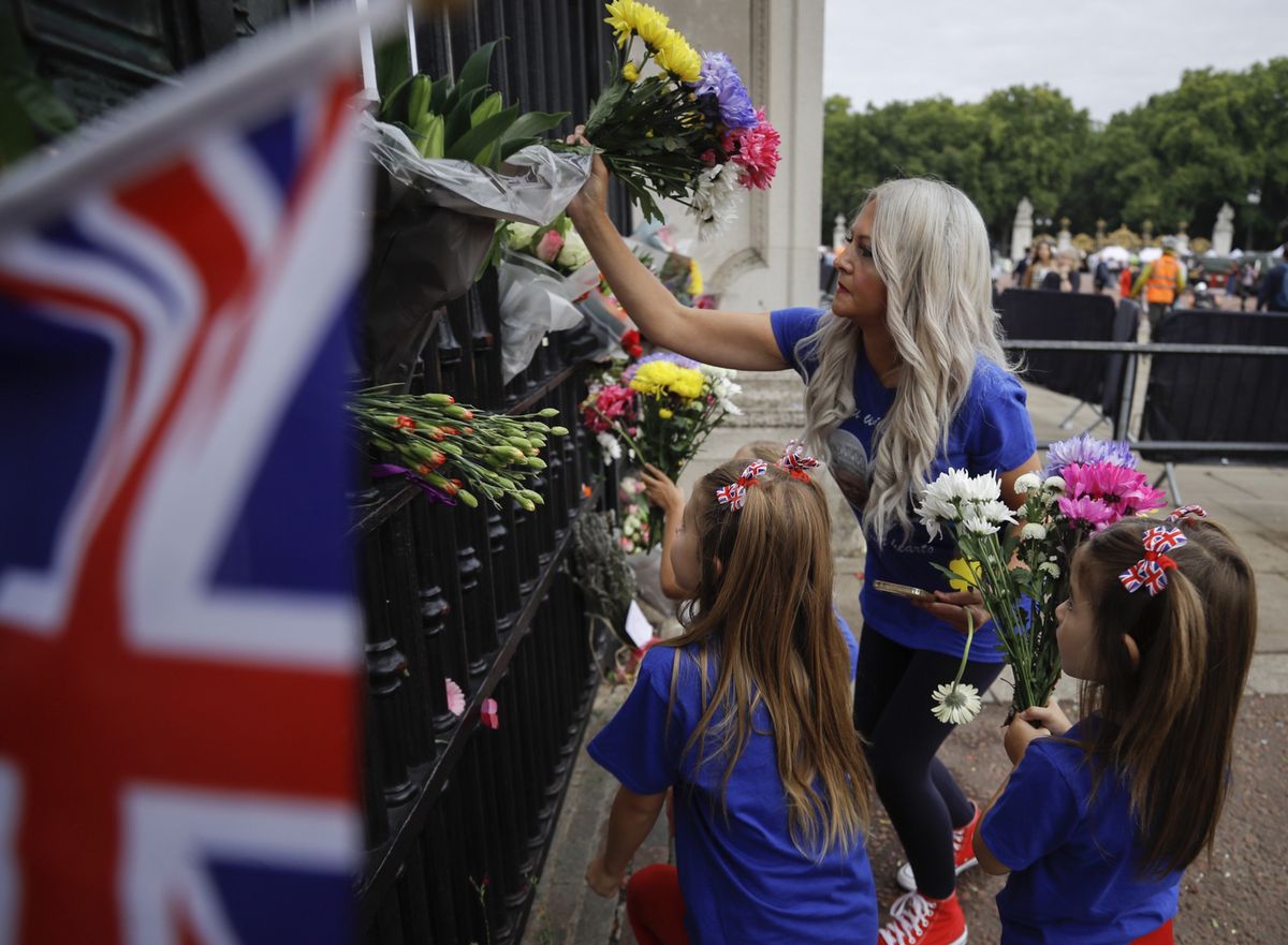 Brytyjczycy oddają hołd zmarłej królowej. Pod Pałacem Buckingham codziennie przybywa kwiatów
