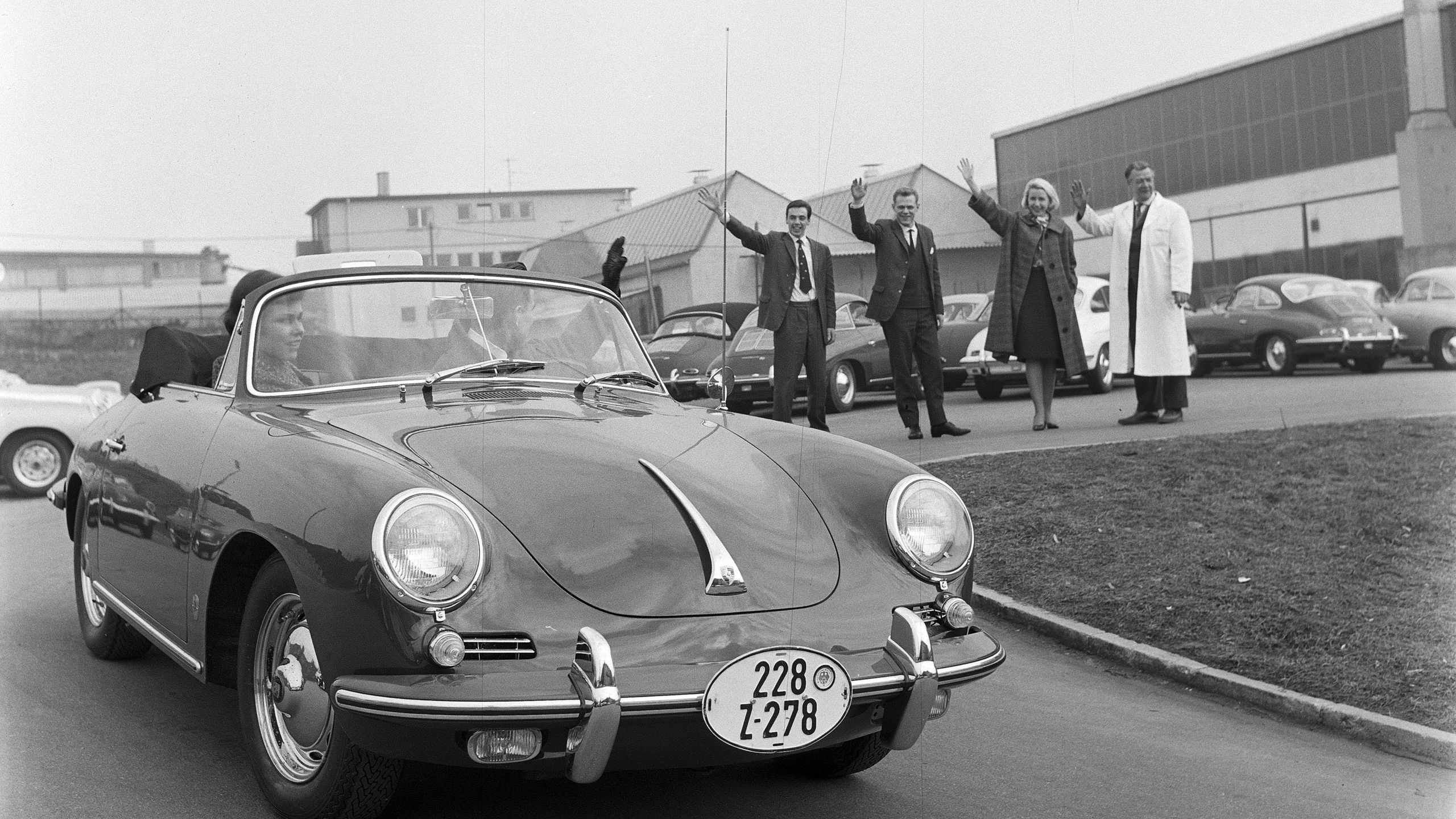 Z każdym rokiem coraz więcej chętnych odbierało swoje nowe porsche z fabryki