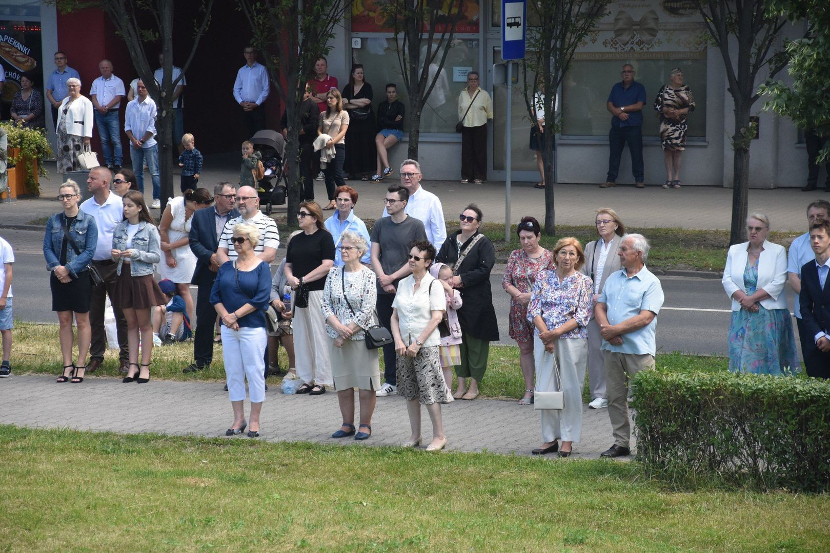 Boże Ciało na śremskich Jezioranach. Tłumy wiernych z parafii pw. Najświętszego Serca Jezusa modliły się podczas procesji [zdjęcia]