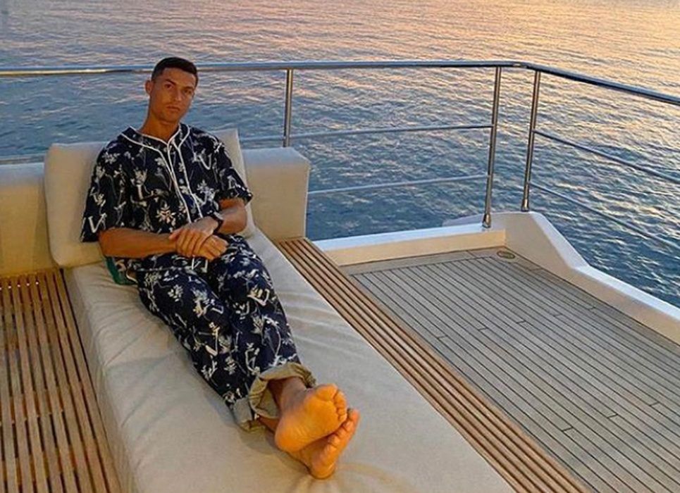 Wygląda stylowo nawet w łóżku. Cristiano Ronaldo w piżamie za 10 tys. złotych!