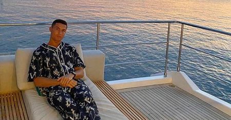 Wygląda stylowo nawet w łóżku. Cristiano Ronaldo w piżamie za 10 tys. złotych!