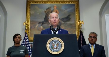 Prezydent USA interweniuje w sprawie drogich paliw. Ceny ropy poleciały ostro w dół