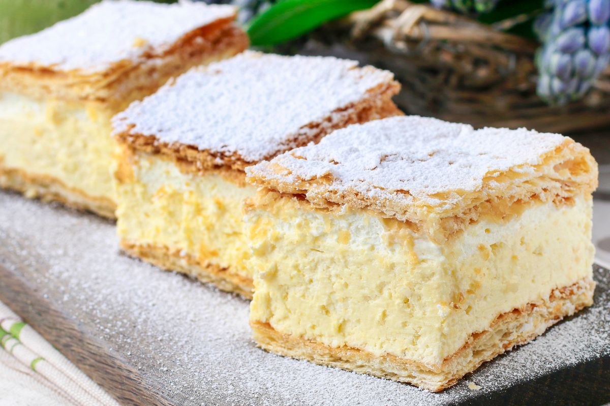 Kultowe ciasto podkręcam o jeden dodatek. Nie jest ciężkie i smakuje jak lato