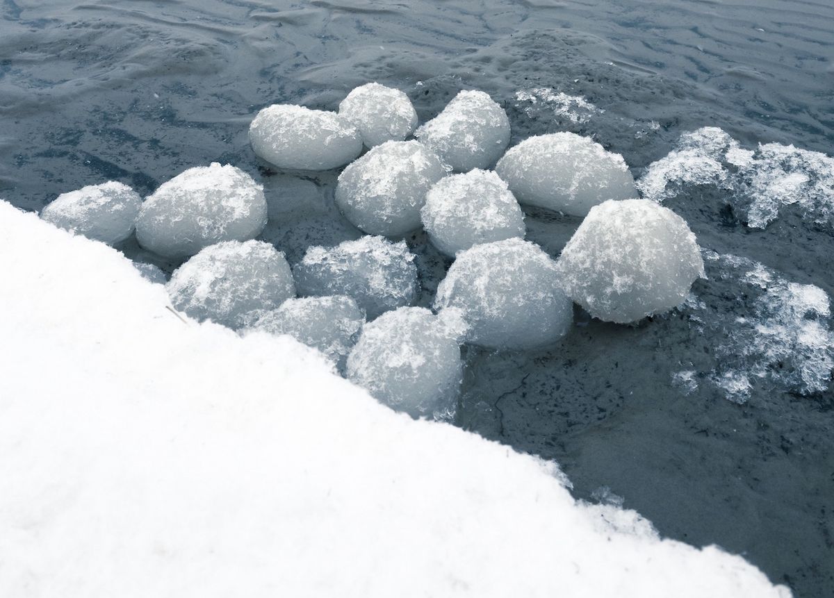 Lodowe kule tworzą się zimą nad Bałtykiem, gdy spełnionych jest kilka warunków
