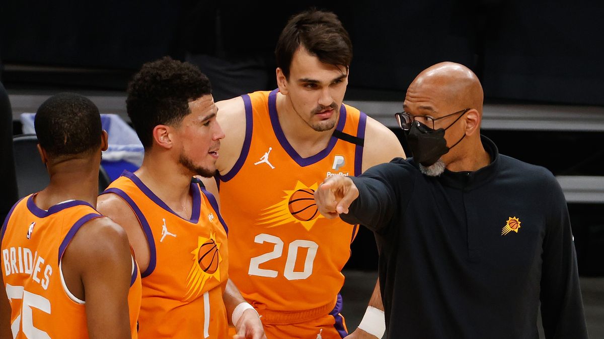 Getty Images / Christian Petersen / Na zdjęciu: Monty Williams (pierwszy z prawej) udzielający wskazówek graczom Phoenix Suns