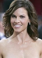 Hilary Swank ubiera się dla koleżanek