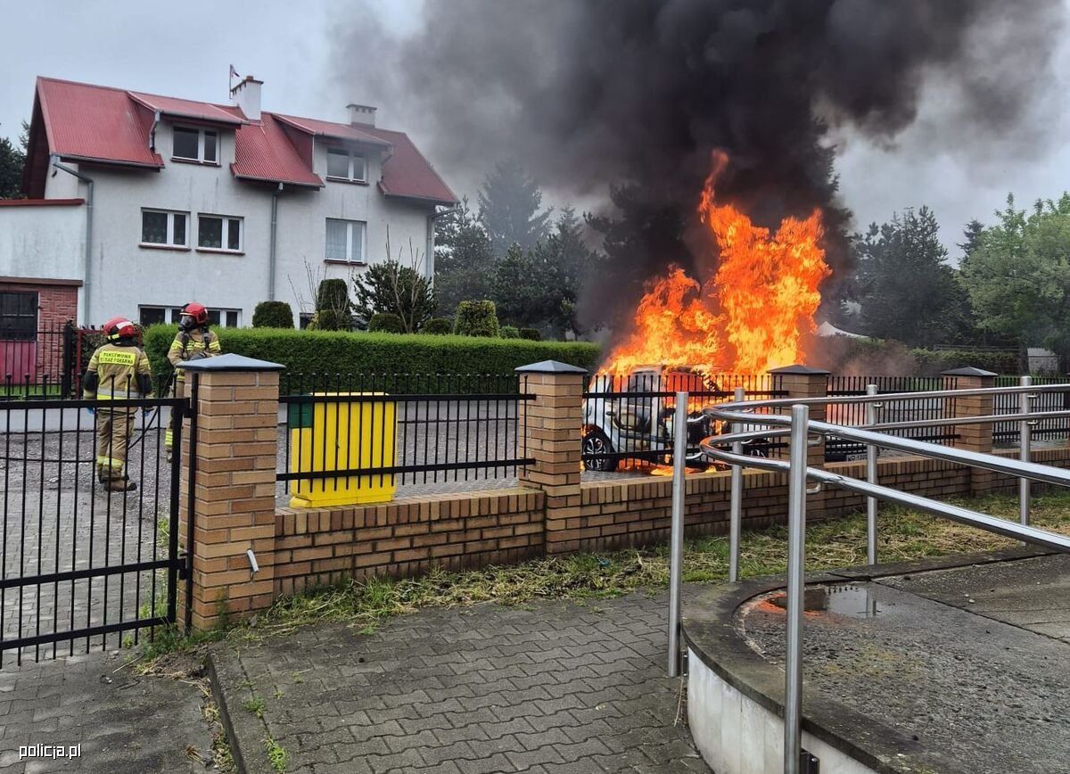 Bohaterska akcja w Lublinie. Policjant wyciągnął pijanego mężczyznę z płonącego samochodu