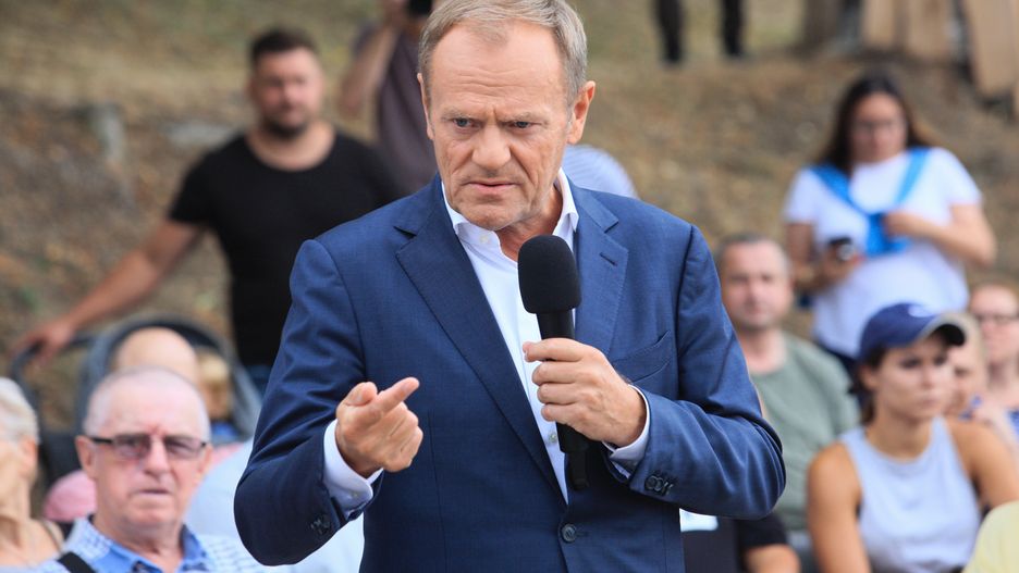 Krosno Odrzańskie, 19.08.2022. Przewodniczący PO Donald Tusk podczas spotkania z mieszkańcami w Krośnie Odrzańskim, 19 bm. (jm) PAP/Lech Muszyński