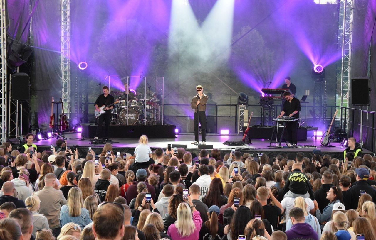 Koncert Oskara Cymsa w Pruszczu Gdańskim. Tłumy fanów na koncercie