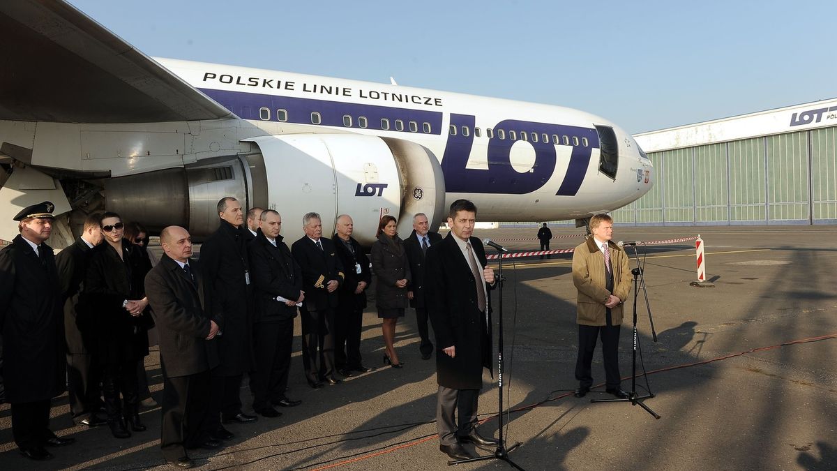 08.11.2011, Warszawa. Prezes LOT Marcin Piróg podczas konferencji prasowej. NIK "negatywnie" ocenił ten okres zarządzania spółką.