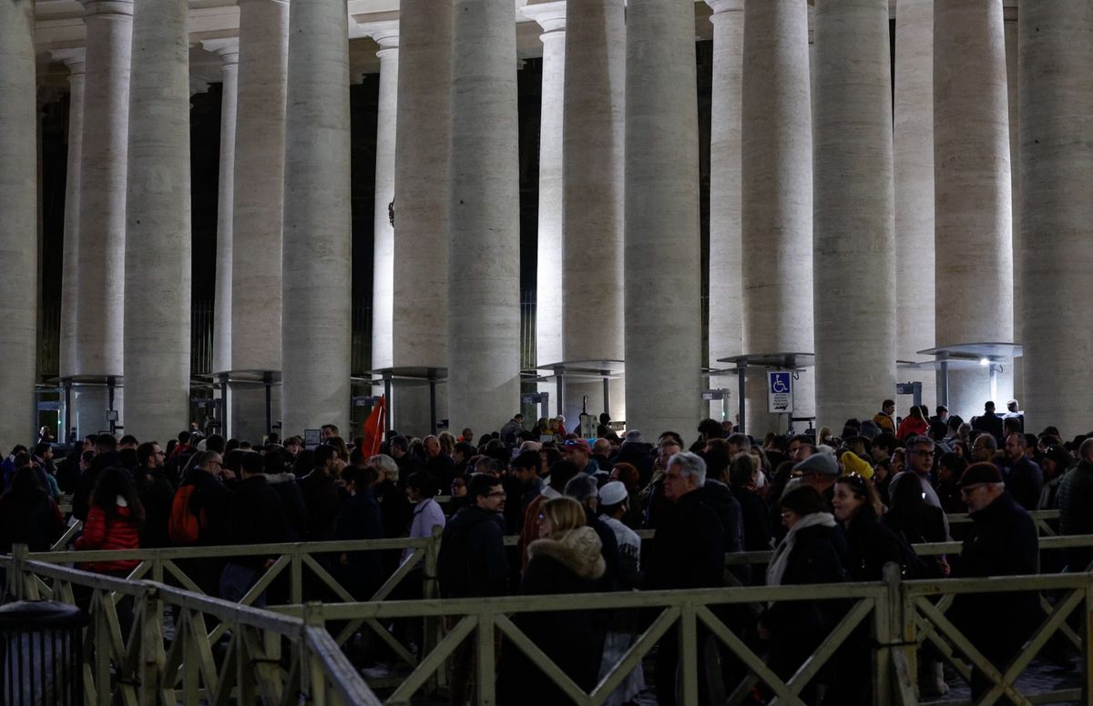 Tłumy w Watykanie żegnają Benedykta XVI