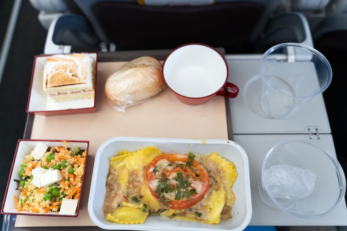 Jedzenie w samolocie.