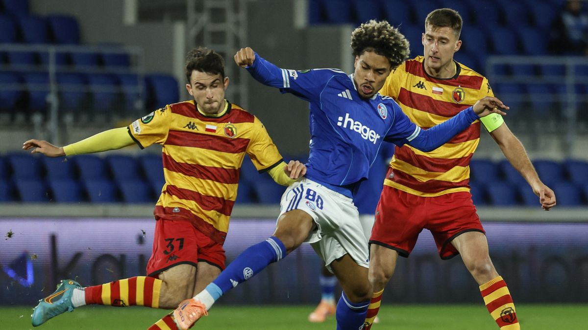 PAP/EPA / MOHAMMED BADRA  / Na zdjęciu: Felix Lemarechal (C), Leon Flach (L) i Taras Romanczuk (R) walczą o piłkę