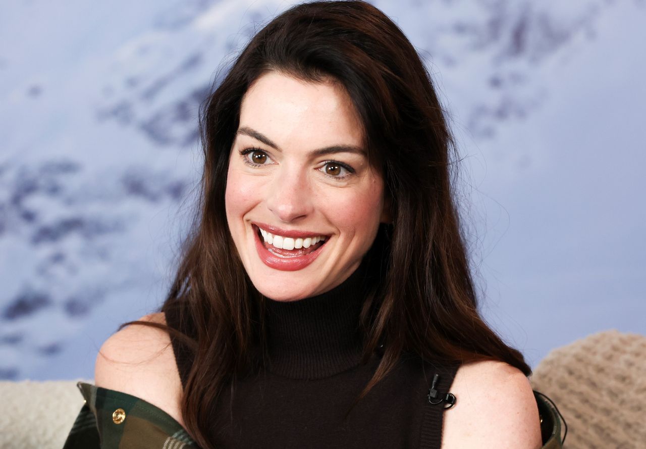 Anne Hathaway pojawiła się na pokazie Versace w Los Angeles 