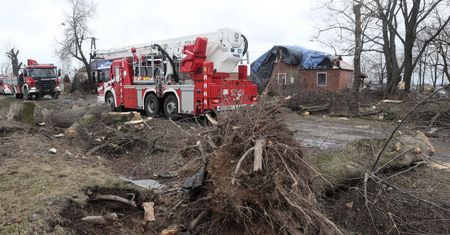 Tragiczne skutki wichur nad Polską. Wiatr tak silny, że przewraca drzewa i samochody