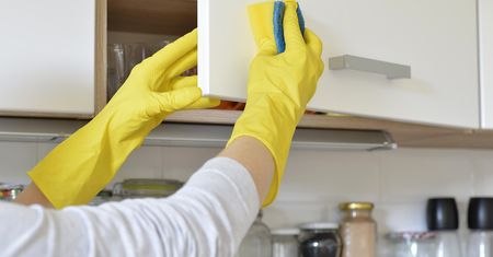 Sprawdzony trik gospodyń. Zapomnisz o tłustych szafkach kuchennych
