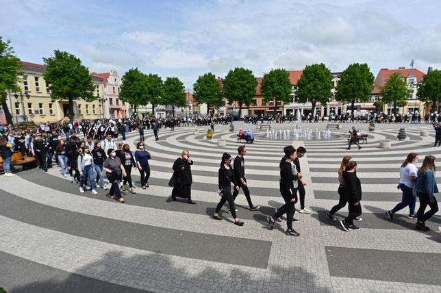 Gryfice, 01.06.2021. Uczniowie Liceum Ogólnokształcącego z Oddziałami Dwujęzycznymi im. Bolesława Chrobrego w Gryficach podczas Marszu przeciwko przemocy na ulicach Gryfic, 1 bm. Licealiści w ten sposób chcą upamiętnić zamordowaną 18-letnią Magdę, której ciało, po trwających tydzień poszukiwaniach, znaleziono 31 maja. Zarzut zabójstwa usłyszał ok. 30-letni mężczyzna, który przyznał się do winy.  (jm) PAP/Marcin Bielecki