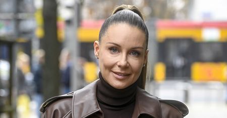 Rozenek z wielkim krzyżem na szyi. Sprowokowała ludzi. "Do kościoła"