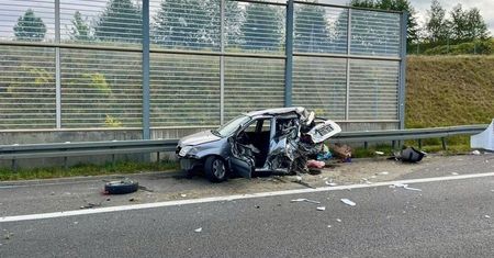 Wjechał w samochód na pasie awaryjnym!