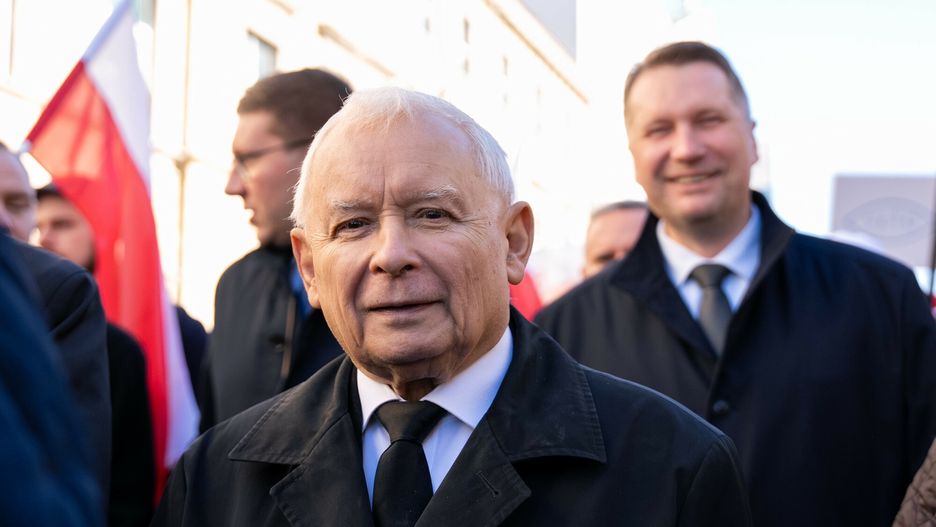 Jarosław Kaczyński, za nim Przemysław Czarnek