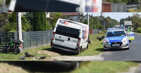 Bus dostawczy zderzył się z motorowerem podczas manewru wyprzedzania