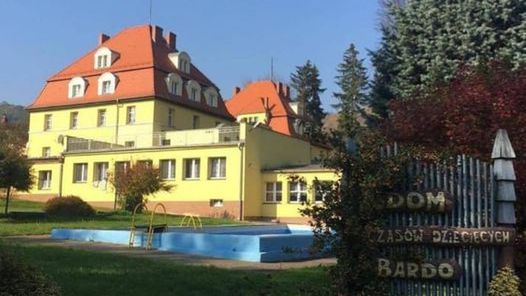 Bardo. Ten dom z sentymentem wspomina wiele dzieci z Dolnego Śląska, z całej Polski, ale też i z innych krajów. Po pandemii miały tu odbywać się turnusy rehabilitacji popandemicznej. Tyle że radni powiatu mają zamiar zlikwidować  ośrodek