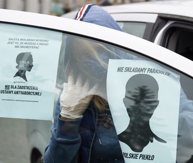 Ksiądz, który groził bronią uczestniczkom Strajku Kobiet w Gdańsku, dalej uczy dzieci