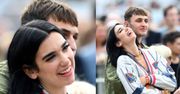 Zakochani Dua Lipa i Anwar Hadid przytulają się i całują na festiwalu w Londynie (FOTO)