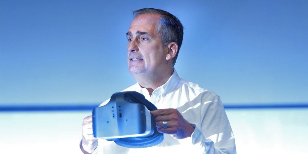 CEO Intela, Brian Krzanich, z goglami Projetc Alloy (źródło: Intel.com)