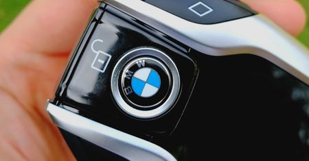 Test kluczyków do BMW, dzięki którym samochód zaparkuje się sam