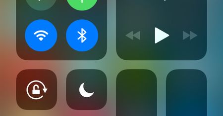 Uwaga, centrum sterowania iOS 11 nie wyłącza wcale WiFi ani Bluetooth