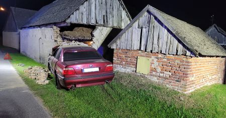BMW wjechało prosto w budynek