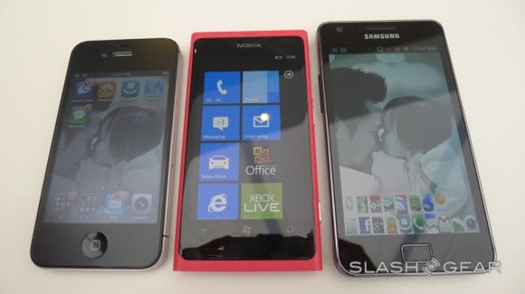 Przeglądarkowe starcie na szczycie: iPhone 4S vs Galaxy S II vs Lumia 800 [wideo]