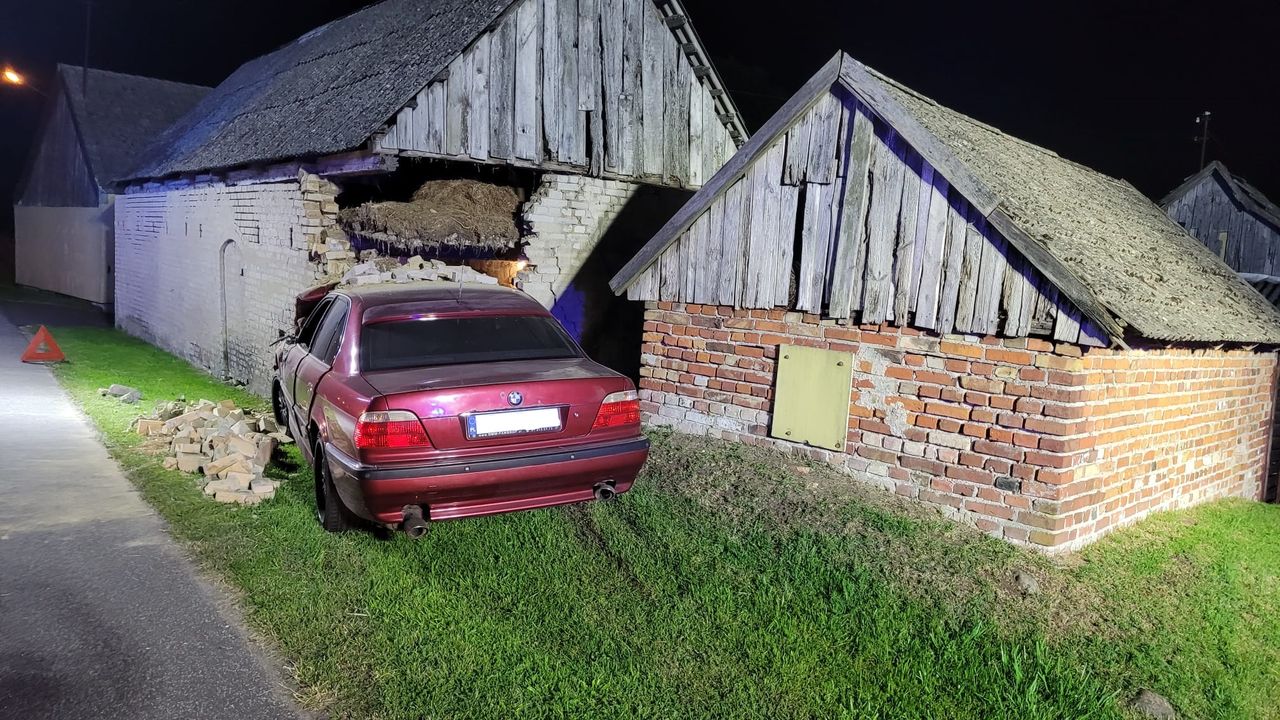 BMW wjechało prosto w budynek