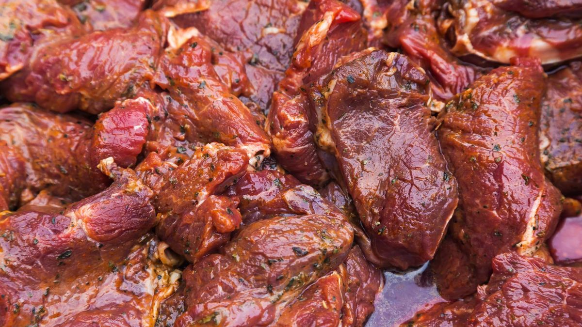Dlaczego czerwone mięso zwiększa ryzyko raka jelita? Nowe odkrycia naukowców