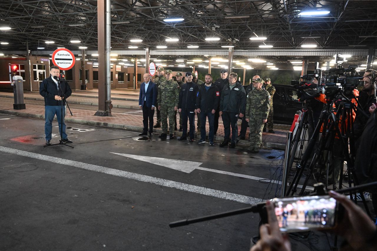 Granica zamknięta. Przewoźnicy: nie zdążyliśmy. Kierwiński odpowiada