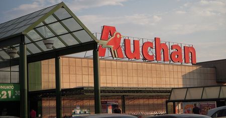 Auchan wprowadza do oferty markową odzież używaną. Ceny już od 7 zł