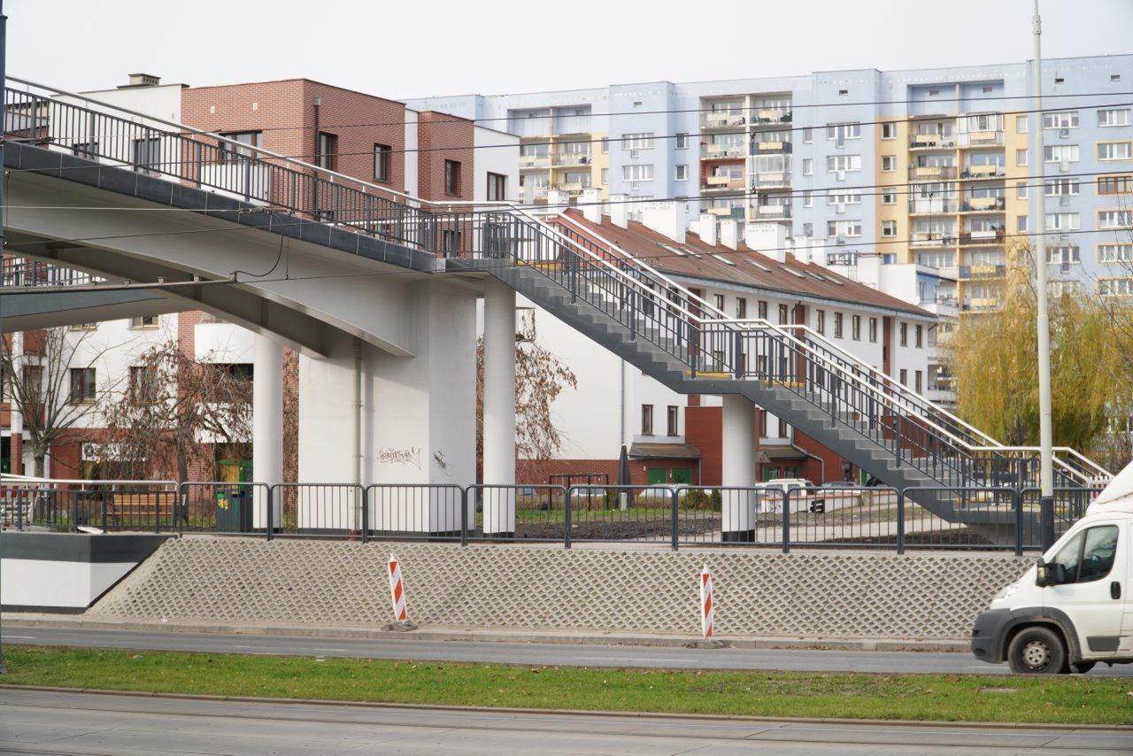 Kładki nad aleją Wyszyńskiego są już prawie gotowe. Trwa porządkowanie terenu wokół nich.