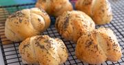Nie musisz biec rano do piekarni. Pyszne bułeczki z makiem możesz zrobić w domu