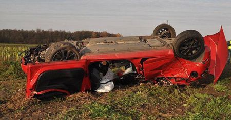 Tragiczny wypadek w Tłuśćcu. Nie żyje 26-letni kierowca skody