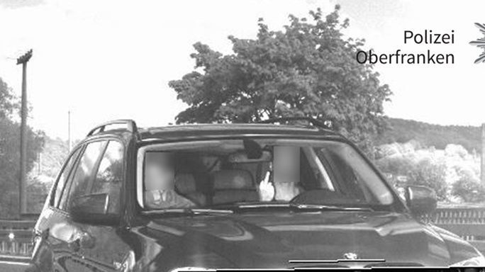 Zdjęcie młodego mężczyzny wykonane fotoradarem