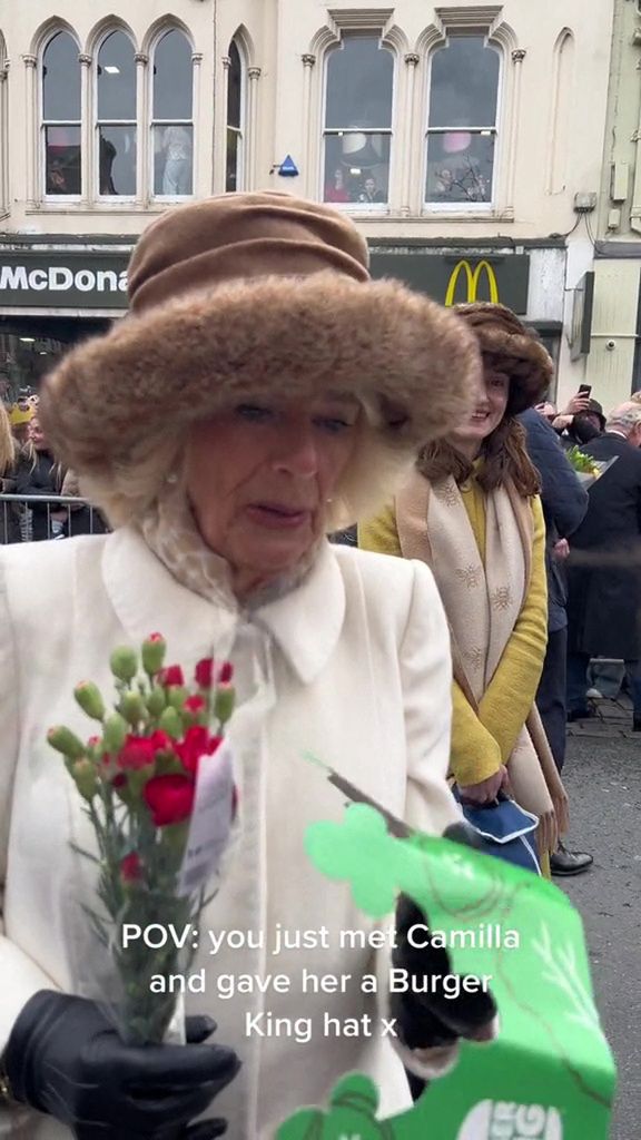 Królowa Camilla obdarowana koroną z Burger Kinga