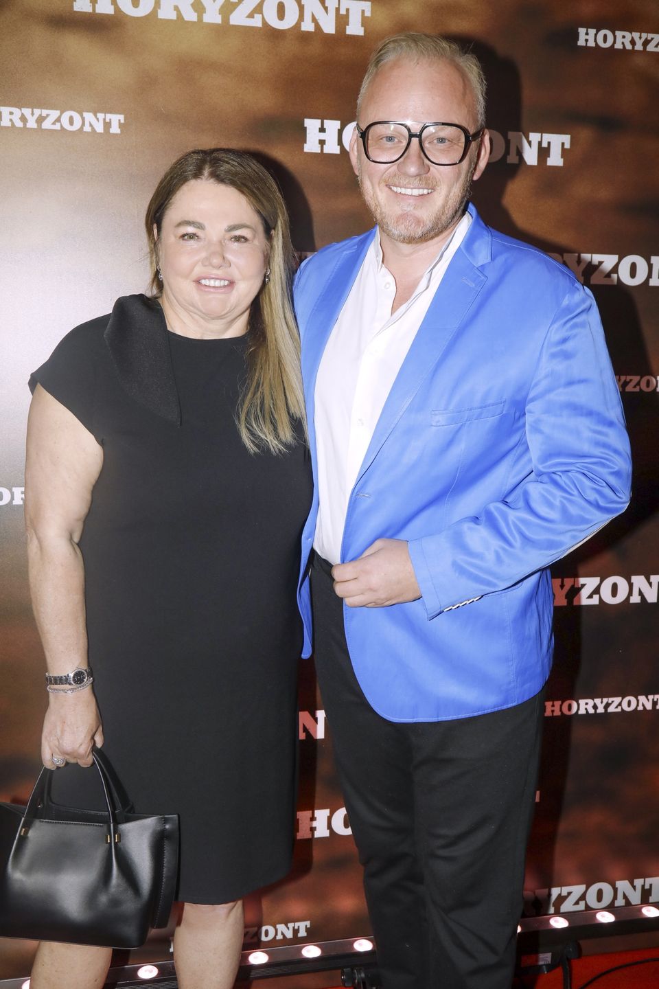 Katarzyna Niezgoda pozuje z mężem na ściance