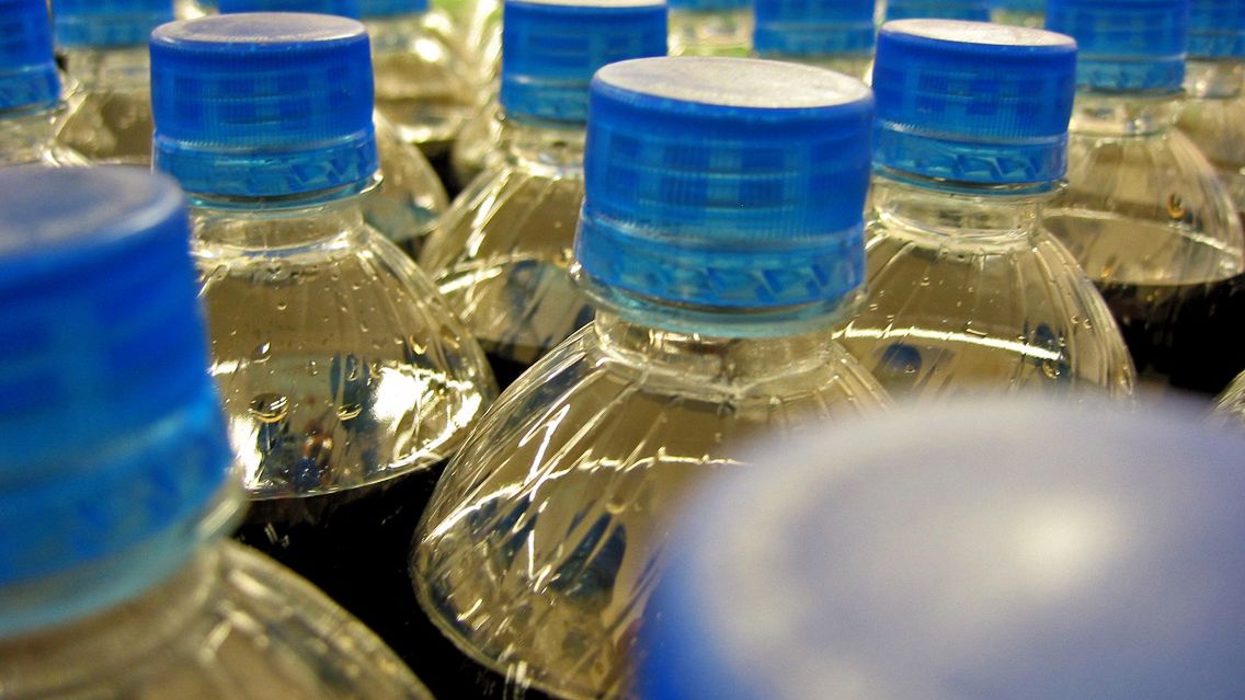 Często pijesz colę? Gazowany napój ma szereg negatywnych skutków