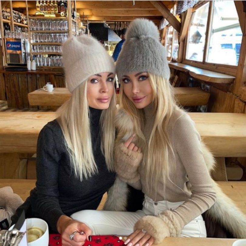 Julia Dybowska pozuje z mamą w Zakopanem