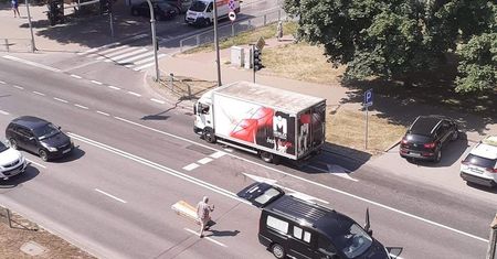 Trumna na środku ulicy. Wypadła z karawanu
