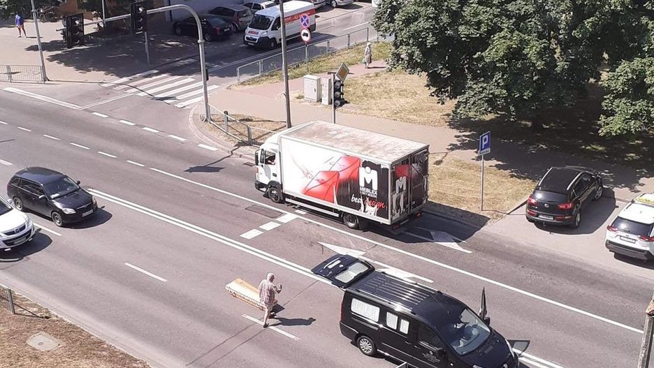 Trumna na środku ulicy. Wypadła z karawanu