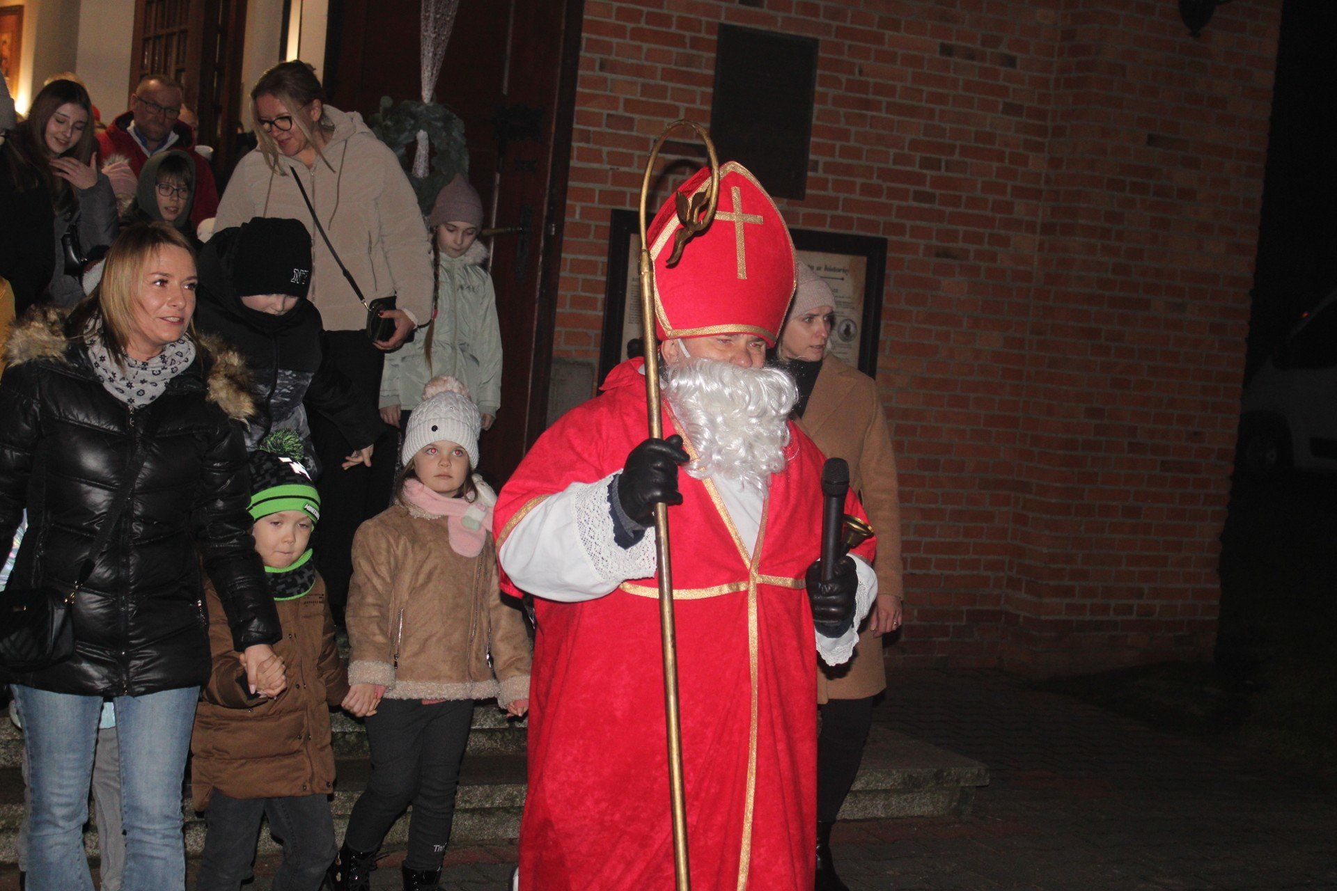 Mikołajki w Zdziechowie. Dzieci spotkały się ze Świętym Mikołajem po mszy świętej